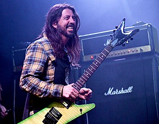 「フー・ファイターズの「Times Like These」、チャリティ・シングルとしてクリス・マーティン/デュア・リパ/5SOSらがカヴァー」