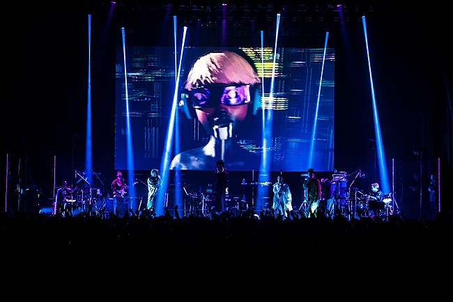 「millennium parade、「Fly with me」のライブ映像が本日5/15　20時にプレミア公開」1枚目/2