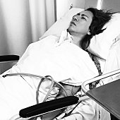 「YOSHIKI“左手の感覚まだない”、首の手術から3年経過を報告」1枚目/4