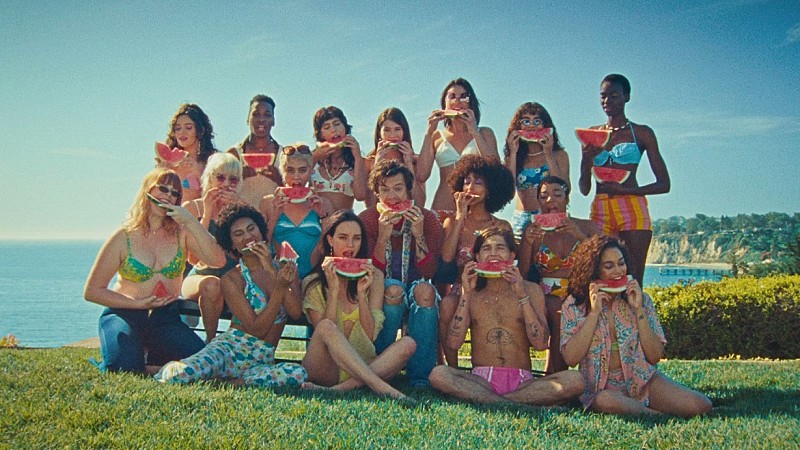 ハリー・スタイルズ、美女とビーチで戯れる「ウォーターメロン・シュガー」MV公開