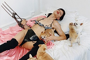 「アルカ、ビョーク/ロザリア/SOPHIEら参加のニュー・アルバム『KiCk i』完成」