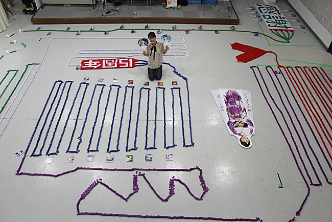 「丘みどり、15年分の感謝を込めて15,000ピースのドミノ倒しに挑戦」1枚目/1