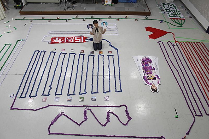 「丘みどり、15年分の感謝を込めて15,000ピースのドミノ倒しに挑戦」1枚目/1