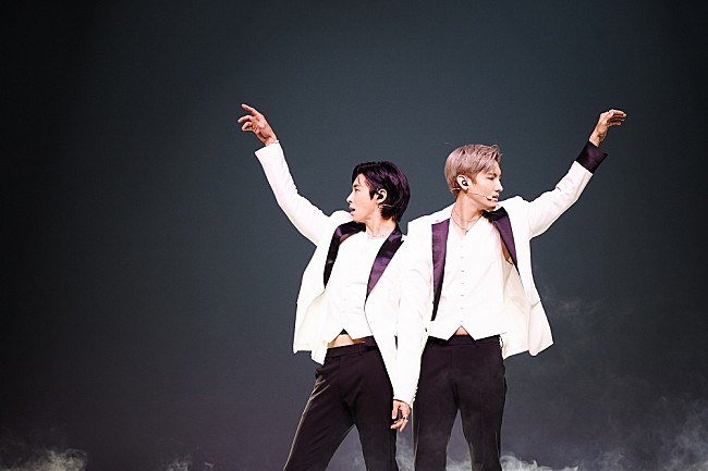 「＜ライブレポート＞東方神起、世界同時配信ライブで圧巻のステージを披露 「今日のライブがこの時期を乗り越えられる力になったら」」1枚目/10