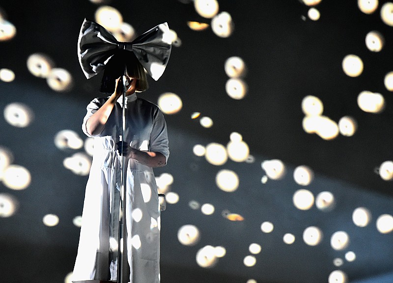 「シーア、マディー・ジーグラーとともに「Together」の自宅パフォーマンス披露」1枚目/1