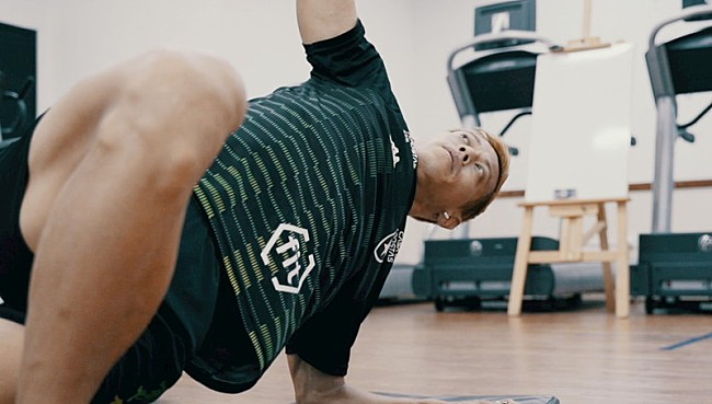 「GAKU-MCによる「#晴れたらみんなでボール蹴ろう」応援ソングのMV、本田圭佑や大久保嘉人が出演」1枚目/8