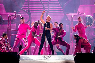 「ピンク、影響を受けたアーティストを紹介」