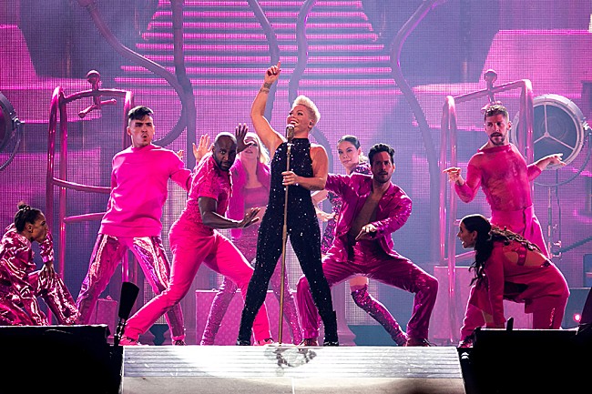 「ピンク、影響を受けたアーティストを紹介」1枚目/1