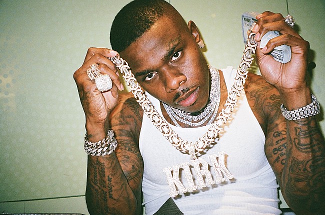 「【2020 BET Awards】ダベイビー、全米1位獲得「ロックスターfeat.ロディ・リッチ」のパフォーマンスでジョージ・フロイドの最期を再現」1枚目/4