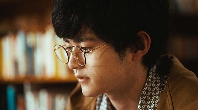 「Vaundy、鈴鹿央士が出演の「怪獣の花唄」MV公開」1枚目/4