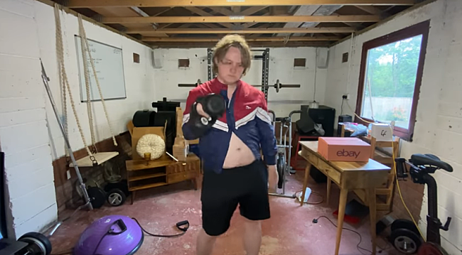 「ルイス・キャパルディ、自宅でワークアウトに励む「Before You Go」リミックス版のMV公開」1枚目/5