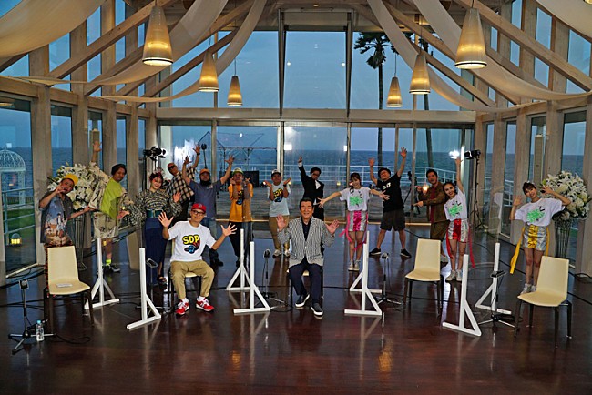 「“加山雄三の新世界”生配信ライブ開催、PUNPEEが妻・秋元才加からのプレゼントを手渡し」1枚目/11