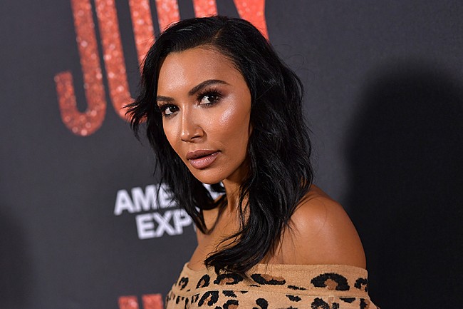 「湖で行方不明のナヤ・リヴェラ、ヘリコプターやダイバーによる捜索続く」1枚目/1