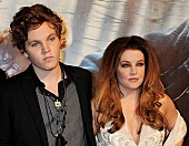 「故エルヴィス・プレスリーの孫、ベンジャミン・キーオが27歳で死去」1枚目/1