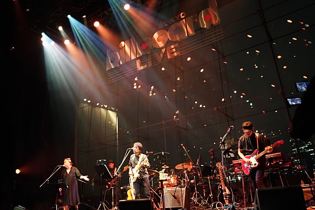 「＜ライブレポート＞堀込泰行が初の無観客配信で感じた「ライブならではの愉しさ」」1枚目/8