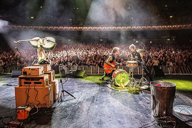 「ブライアン・セッツァー率いるストレイ・キャッツ、最新ライヴアルバムを日本先行発売」1枚目/3