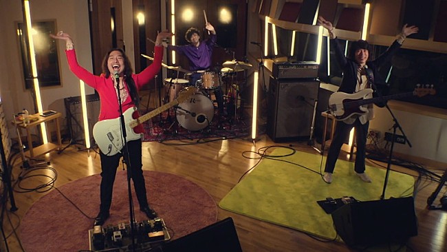 「ウルフルズ、配信ライブで幸せホルモン分泌」1枚目/4