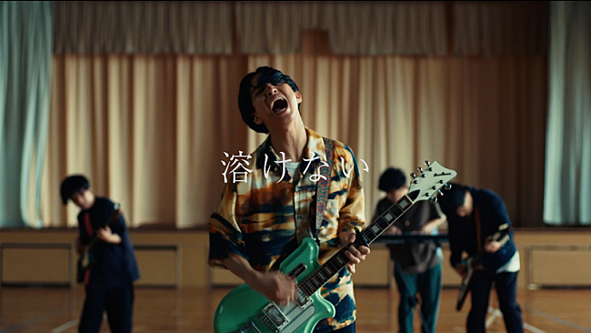 「マカロニえんぴつ、新曲「溶けない」MVは青春の群像劇×エモーショナルな演奏」1枚目/2