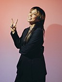 「AI、新曲「Not So Different」＆「ハピネス」アコースティックver.をパフォーマンス」1枚目/2