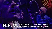 「R.E.M.、【グラストンベリー】での伝説的ライブ完全版がYouTubeで72時間限定公開へ」1枚目/1
