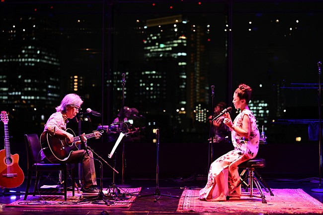 「＜ライブレポート＞bird、初の配信ライブ　5か月ぶりのパフォーマンスをアコースティック編成で届ける」1枚目/10