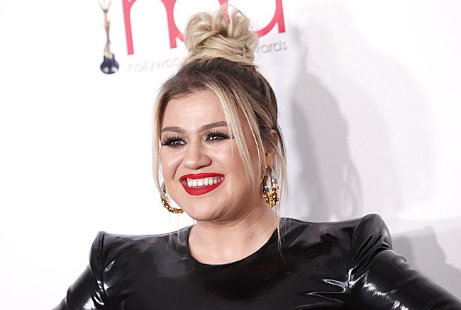 「ケリー・クラークソン、サイモン・コーウェルの代役として『アメリカズ・ゴット・タレント』の審査員に」1枚目/1