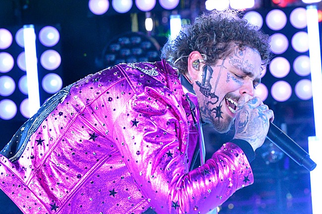 「ポスト・マローン、歯科医院でタトゥーを入れる」1枚目/1