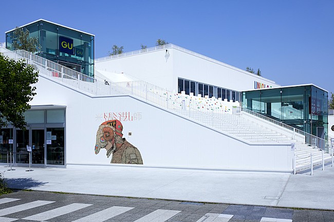 「米津玄師がユニクロ「UT」とコラボ、外装ラッピングを国内外で実施」1枚目/17