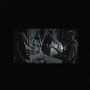 「FKJxトム・ミッシュ、コラボ曲「Losing My Way」のライブ映像公開」