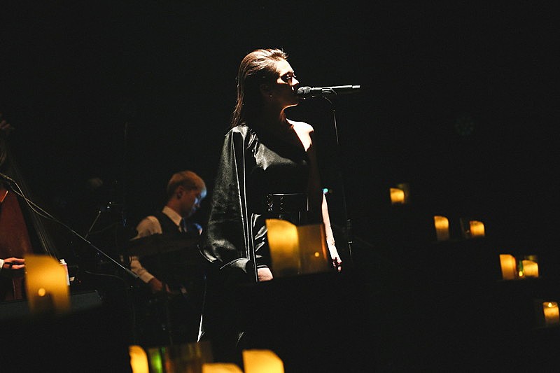 ＜ライブレポート＞小柳ゆき、初の生配信ライブで届けた胸に深く染み渡るパワフルで透明感のある歌声