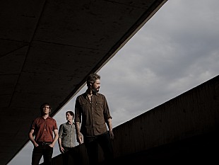 「METZ、10/9発売のニューAL『アトラス・ヴェンディング』から 「Hail Taxi」のMV公開」