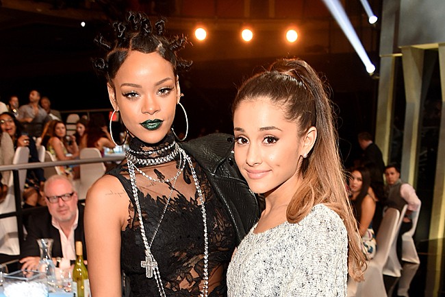 「アリアナ・グランデ、リアーナにニューALを早く出すよう急かす」1枚目/1