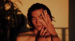 「コナン・グレイ、友人たちと自宅で撮影した「Heather」のMV公開」