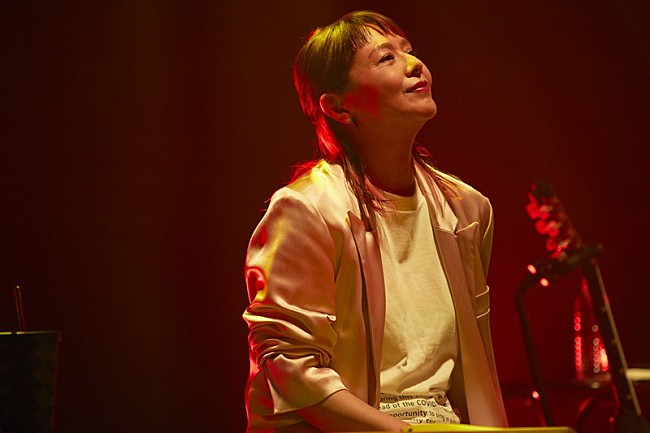 「小泉今日子、少しだけ照れと緊張を浮かべた初の無観客配信ライブ「私は歌手なんです」」1枚目/7