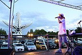 「ビッケブランカ、車の中で音楽ライブを楽しむドライブインコンサートで新曲「ミラージュ」披露」1枚目/5