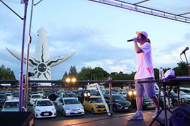 「ビッケブランカ、車の中で音楽ライブを楽しむドライブインコンサートで新曲「ミラージュ」披露」1枚目/5