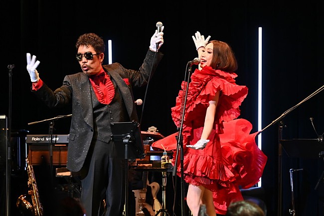 「＜ライブレポート：前編＞【野宮真貴、還暦に歌う。】が遂に開催　鈴木雅之とのデュエットでロマンチックに夜を染めた初日公演」1枚目/6