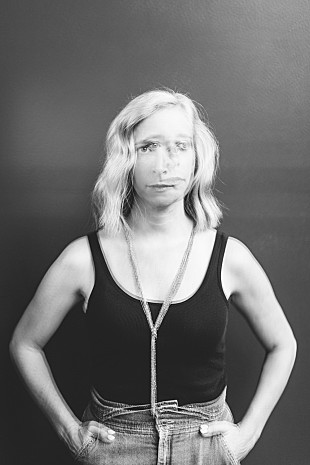 「ローラ・ヴェアーズ、10/28発売の新作より「Turquoise Walls」のMV公開」