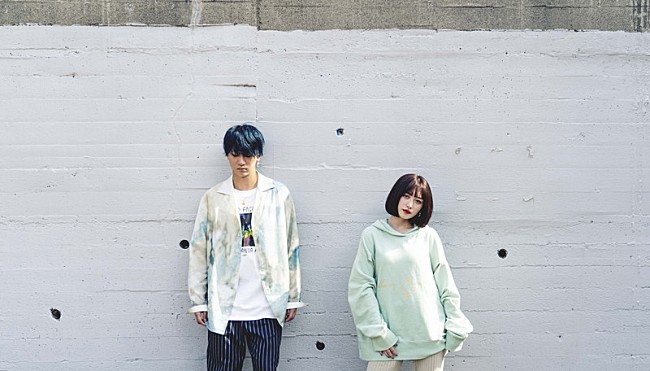 「吉田凜音×Rin音、遠距離恋愛と服がテーマのコラボ曲「clothing journey」配信リリース」1枚目/3