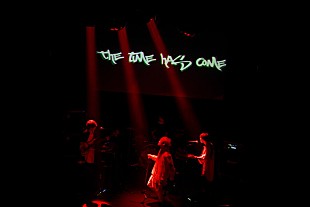 「＜ライブレポート＞WEAKEND WALKER、映像・歌声・演出が巧妙に絡み合ったアニバーサリーライブ」