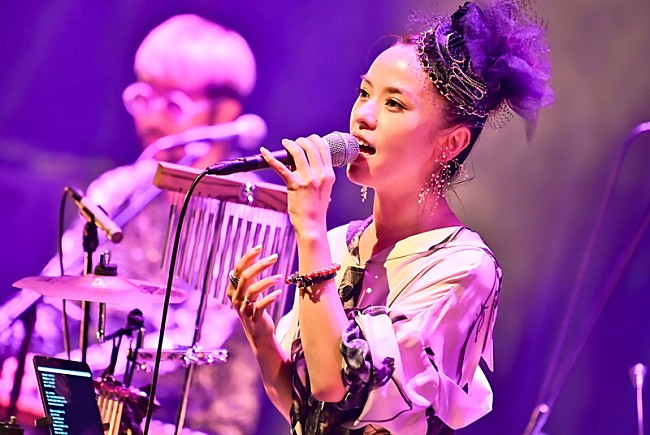 「＜ライブレポート＞結成20年目の再始動で紡ぐブレない意思と繊細な心模様　ソロ活動を経たWyolicaが発する、デビュー作に込められた癒しと勇気のヴァイブレイションに浸る秋の夕べ」1枚目/9