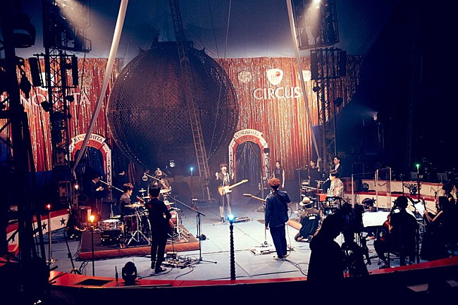 「sumika、初オンラインライブで全11曲熱唱「雨が降ってもさ、槍が降ってもさ、俺たちは続けていく」」1枚目/8