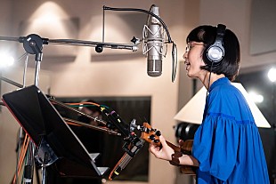 「つじあやの、配信ライブ『ビクタースタジオから歌をこめて』から「風になる」スタジオVer.公開」