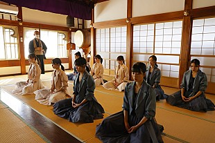 「つばきファクトリーが新曲「断捨 ISM」ヒット祈願・座禅体験＆動画公開、新沼希空「肩を叩かれるかな？」」