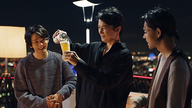 「福山雅治、菅田将暉、中村倫也、屋上テラスで『アサヒスーパードライ』を楽しむ」1枚目/6