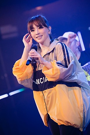 「浜崎あゆみ、配信ライブでレア曲を惜しむことなくパフォーマンス」