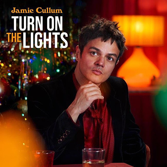 「ジェイミー・カラム、自身初のクリスマスALから先行トラック「Turn On The Lights」を公開」1枚目/2