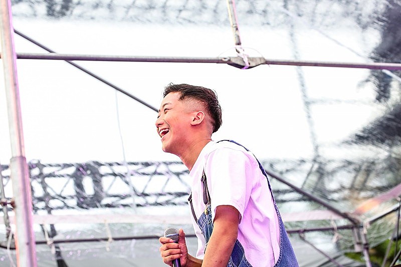 瑛人、フルバンド編成で「香水」含む全5曲ライブパフォーマンス 