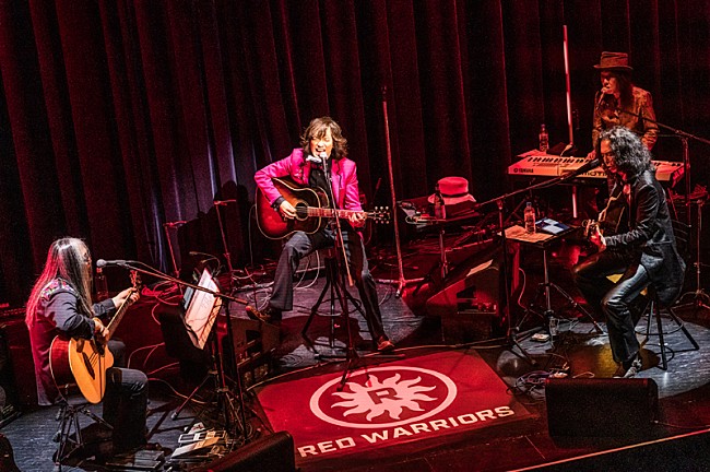 「ダイアモンド☆ユカイ率いるRED WARRIORS、“結成35年で2回目”のアコースティックライブ開催」1枚目/8