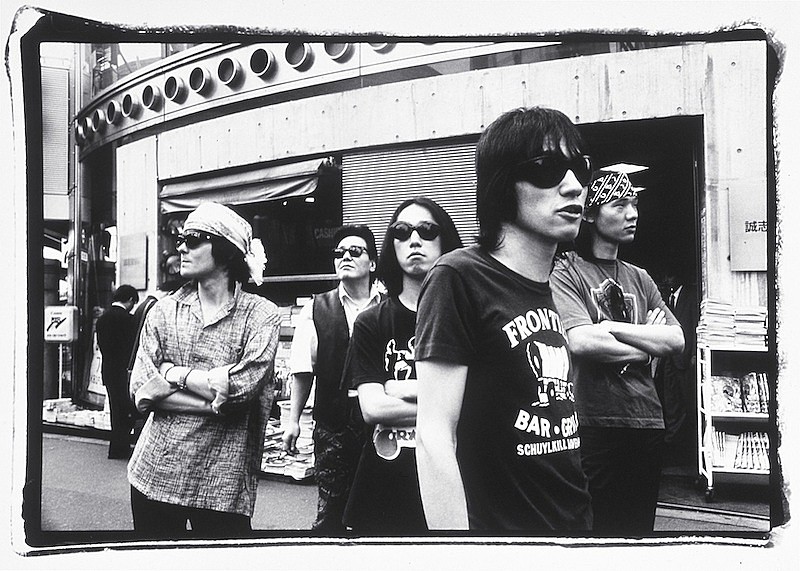 「THE HIGH-LOWSのパネル展がタワレコで開催、ラストライブの写真を展示」1枚目/2